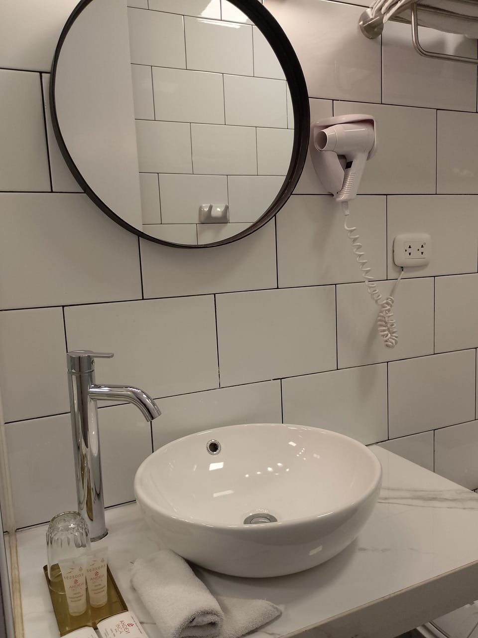 HABITACION TRIPLE | Bathroom | Shower, rainfall showerhead, free toiletries, hair dryer