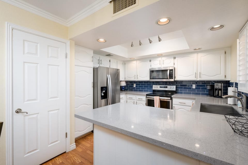 Updated kitchen with everything you need.