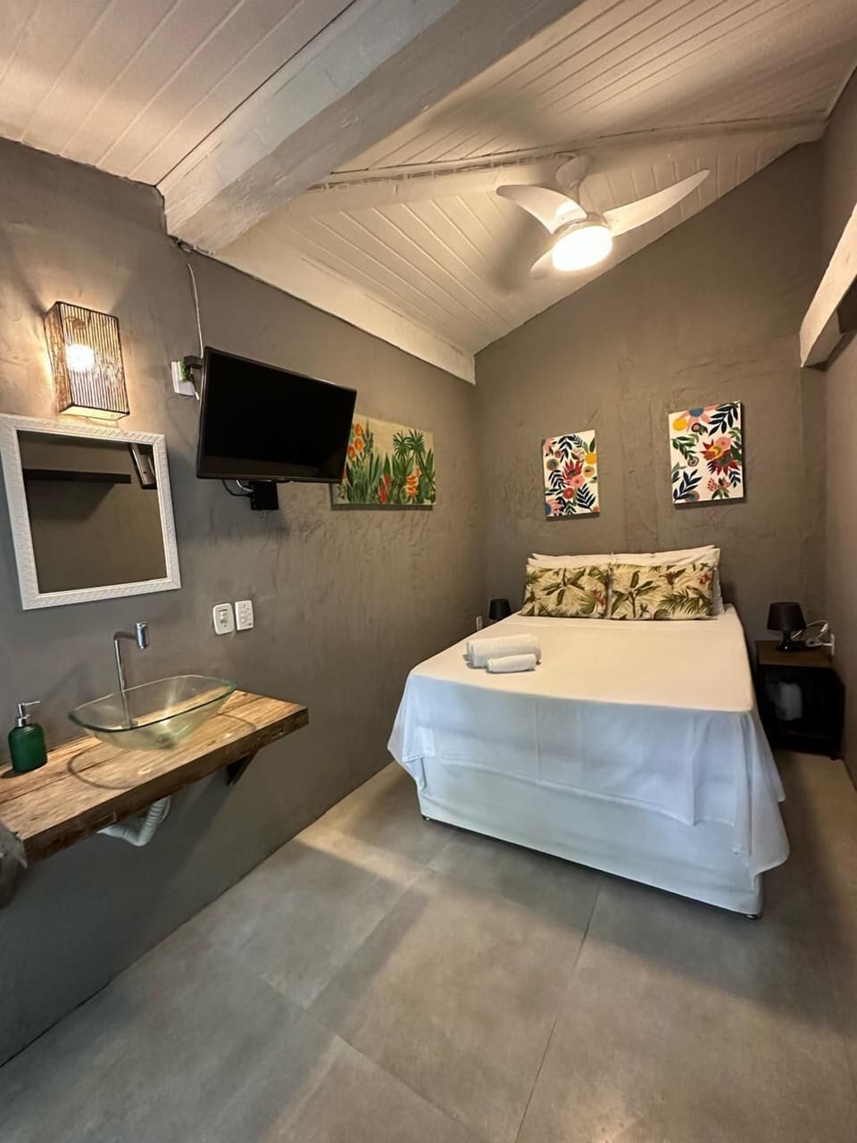 Comfort Room | Desk, free WiFi, bed sheets