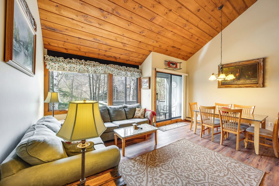Living Room | Smart TV | Cable | Gas Fireplace