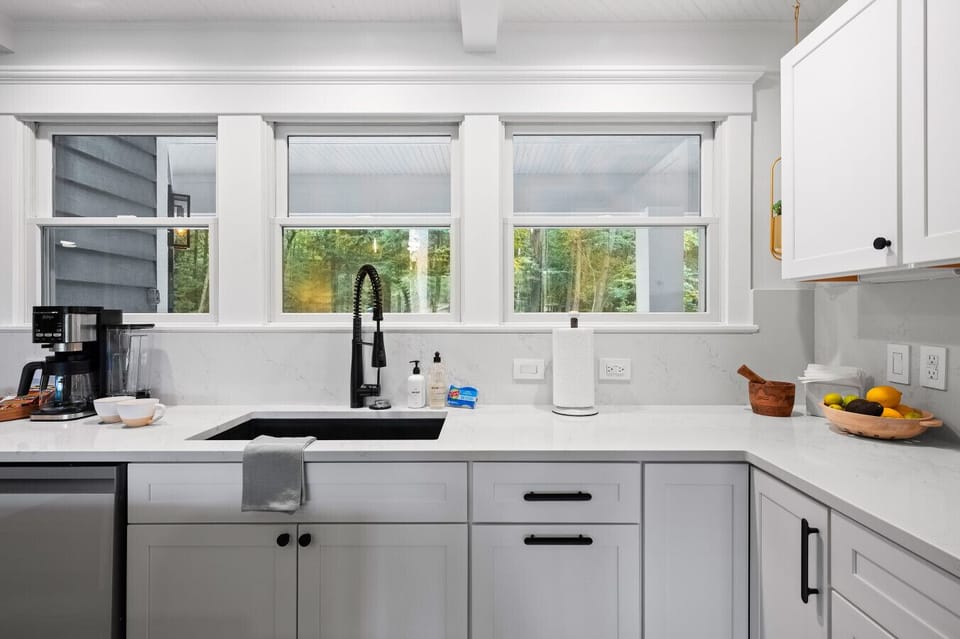 🪟 Wash with a view – bright and sleek kitchen space! 🧽🌳