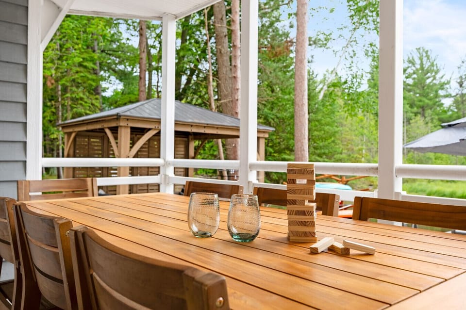 🎲 Game night on the porch – fun & fresh air guaranteed! 🪑🌳