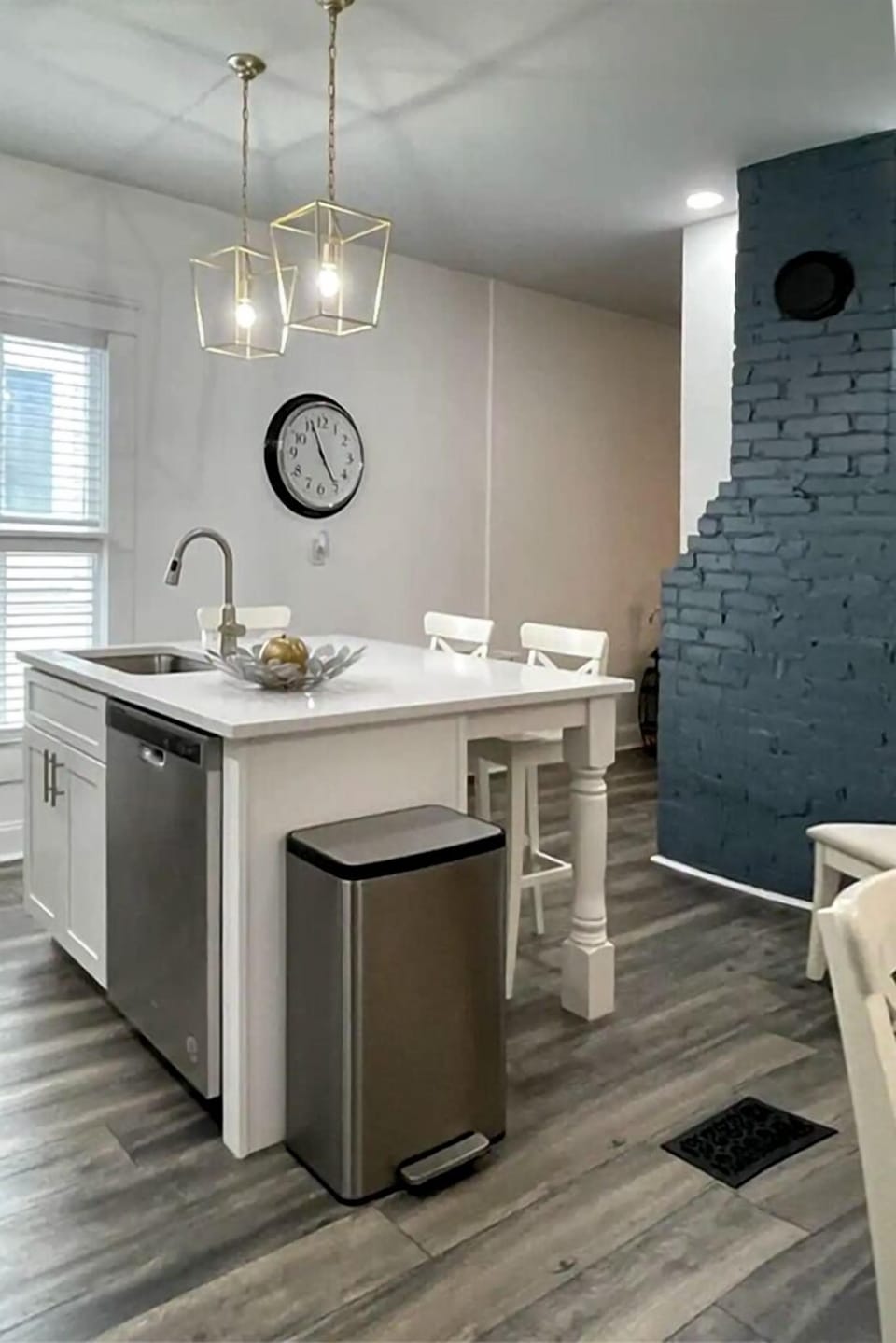 Cook and share at the unformal middle island counter top with stools