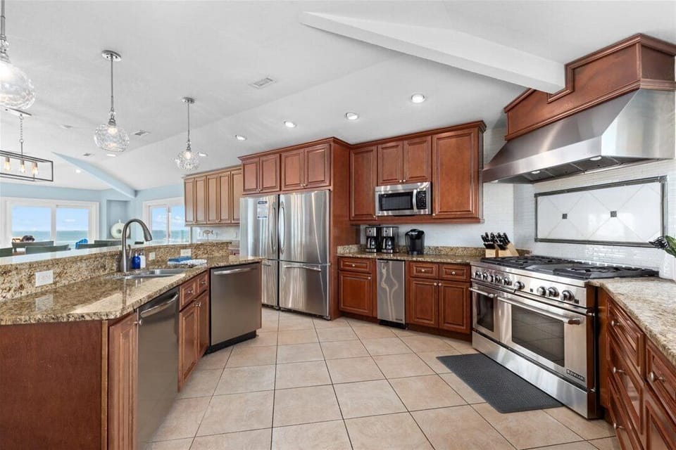 Top-Level Kitchen with Bar (seats 4)