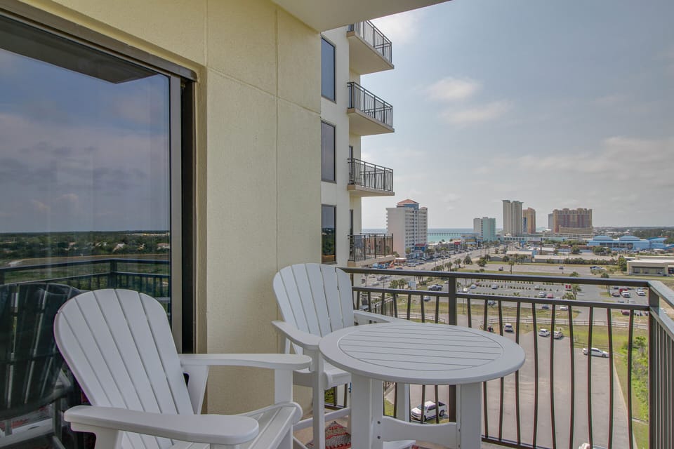 Comfortable seating for 2 on the balcony!