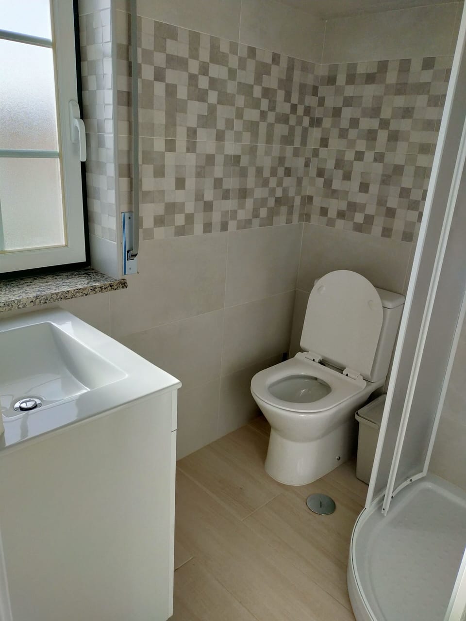 Superior Room | Bathroom | Shower, hair dryer, towels