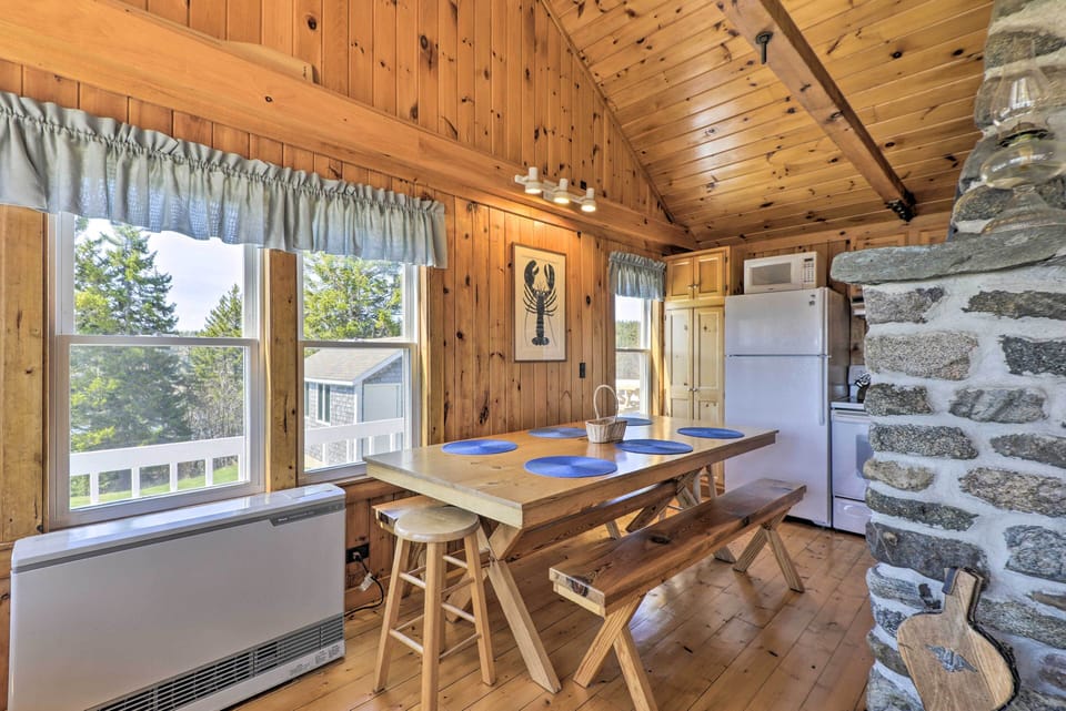 Dining Area | Dishware & Flatware Provided