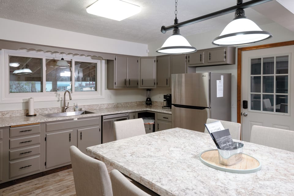 Fully stocked kitchen with Kuerig dual coffee pot.