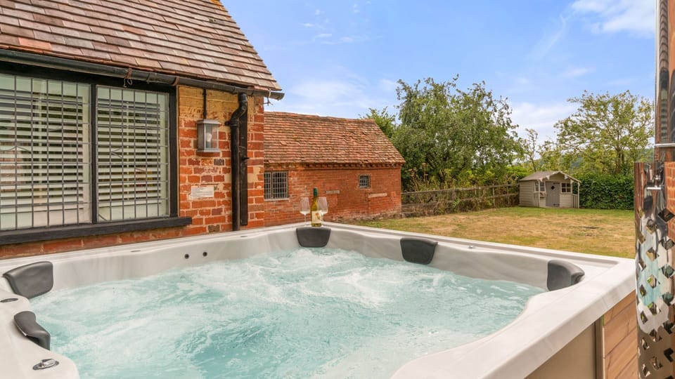 Hot Tub, The Hunting Lodge at Ragley Estate, Bolthole Retreats
