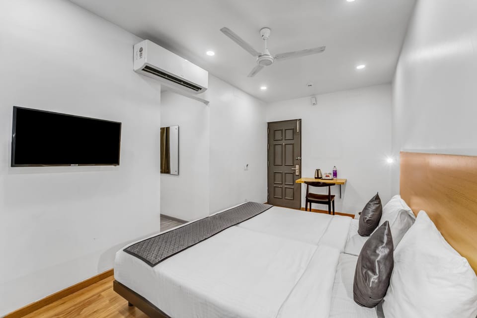 Twin Room | Hypo-allergenic bedding, desk, laptop workspace, blackout drapes