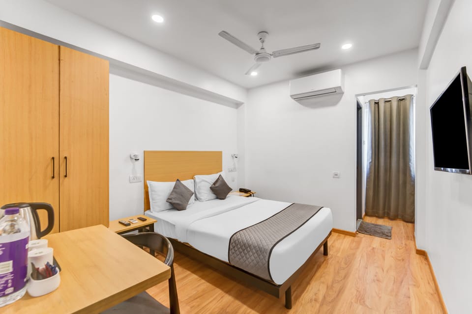 Deluxe Double Room | Hypo-allergenic bedding available, desk, laptop workspace