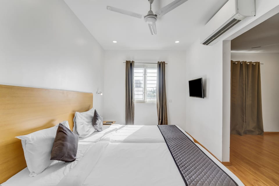 Twin Room | Hypo-allergenic bedding, desk, laptop workspace, blackout drapes