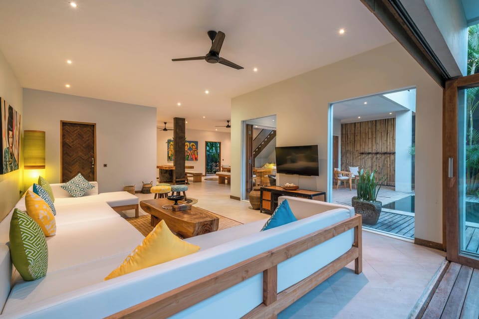 Deluxe Villa | Living area | 40-inch Smart TV with satellite channels, books