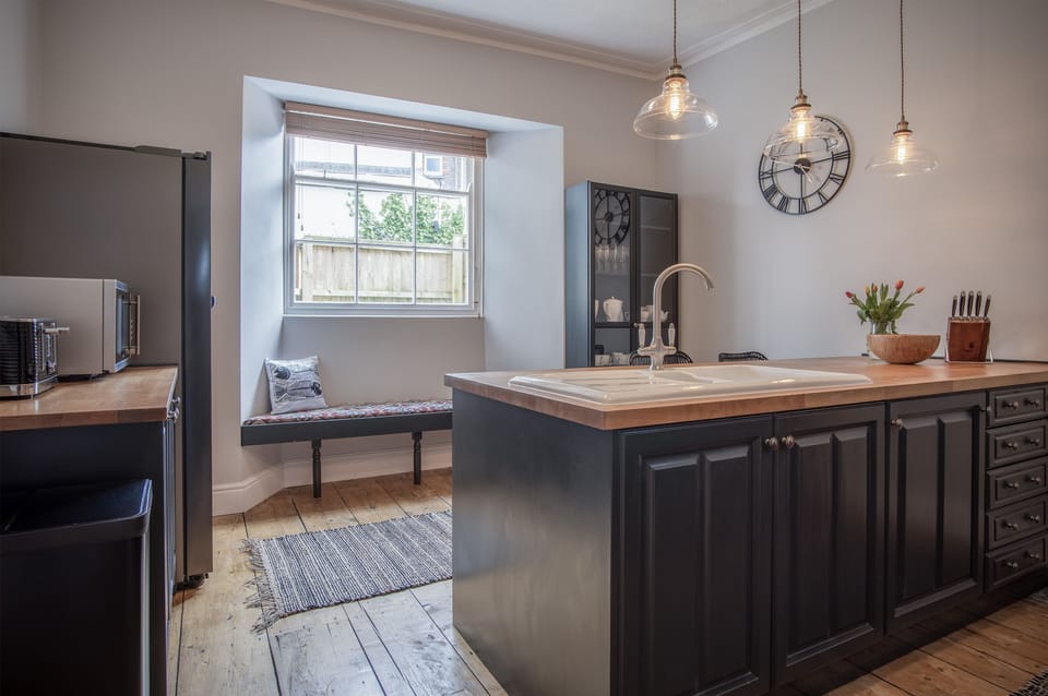 Full-size fridge, microwave, oven, stovetop