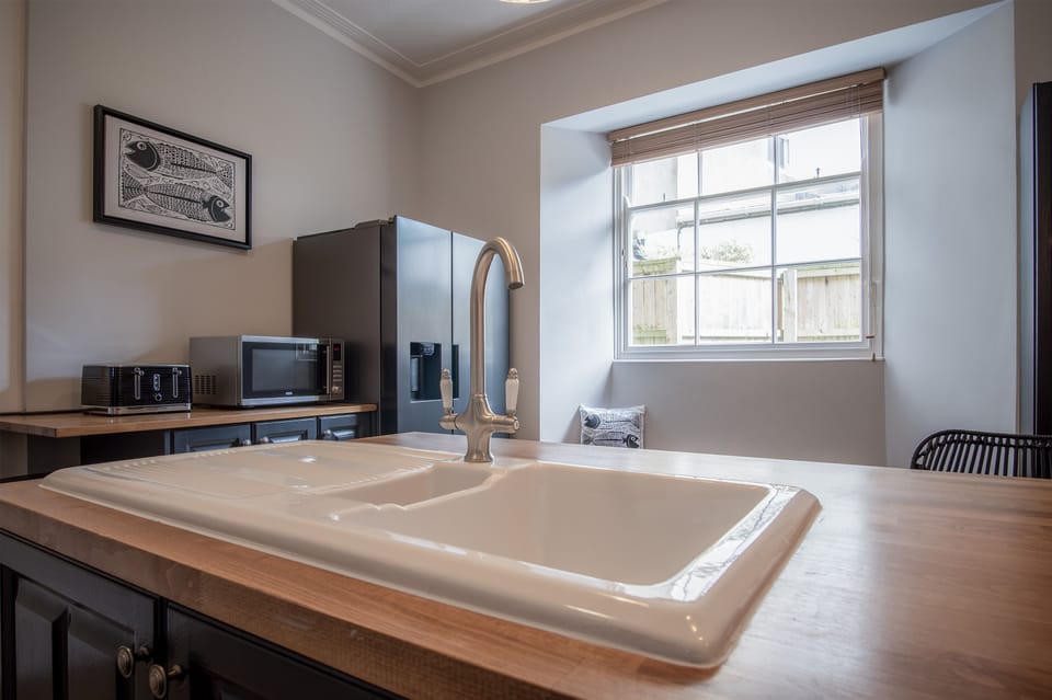 House (6 Bedrooms) | Private kitchen | Full-size fridge, microwave, oven, stovetop