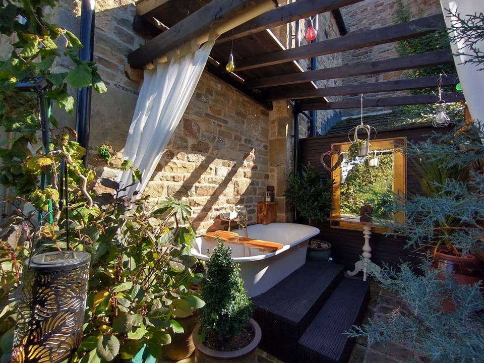 Relax under the stars, sipping a glass of wine in a warm Himalayan salt bath !