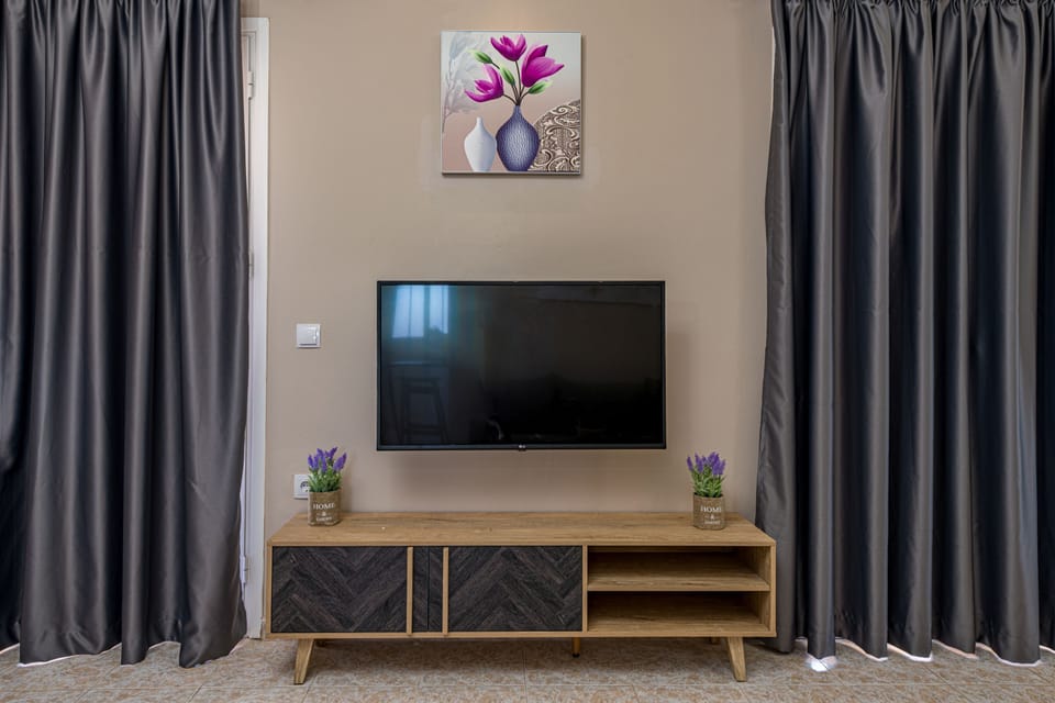 Comfort Villa | Living area | 32-inch Smart TV with digital channels, TV, Netflix