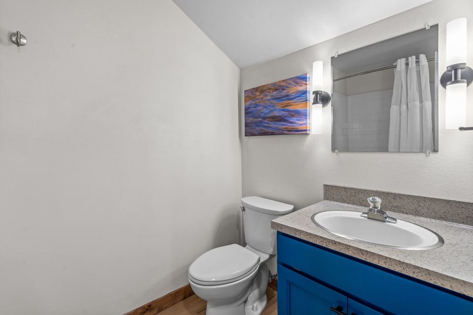 2nd bathroom (upstairs)