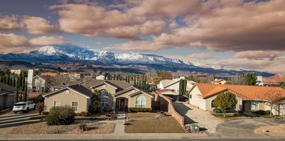 Balcony View: Shared Access To PineValley Mountain Range