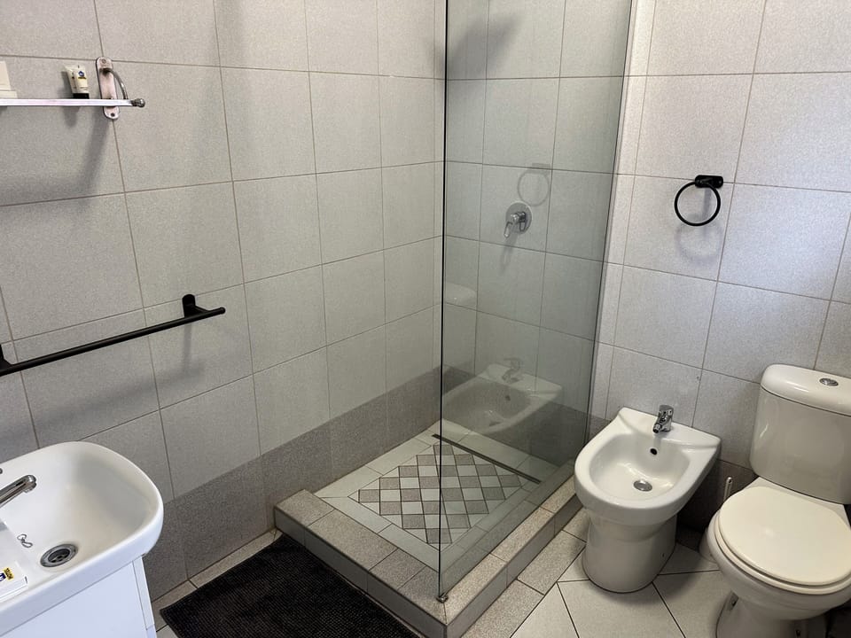 Executive Double Room | Bathroom | Shower, towels