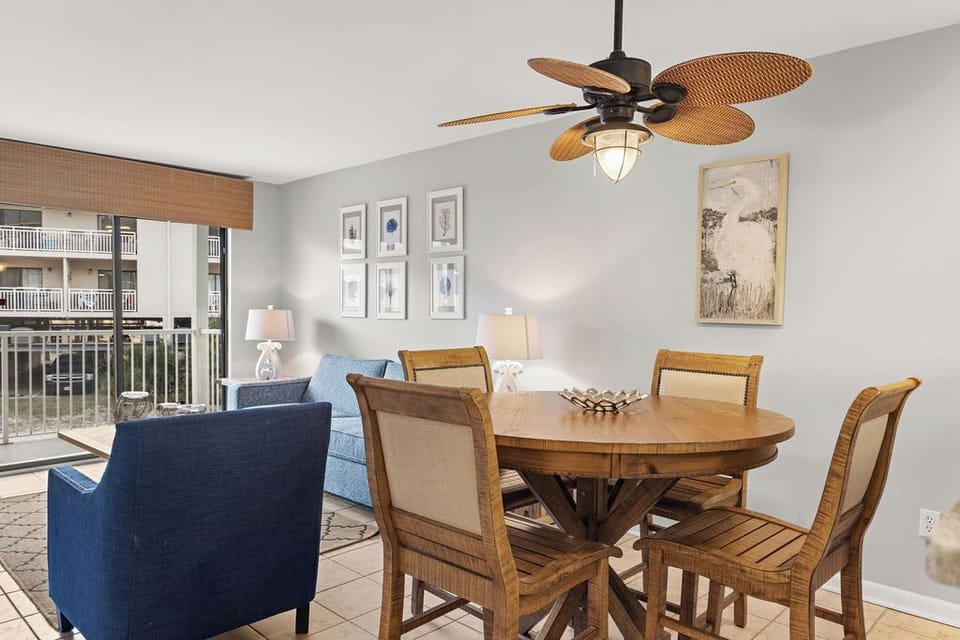 Dining Area - The open dining area features a table with seating for 4.