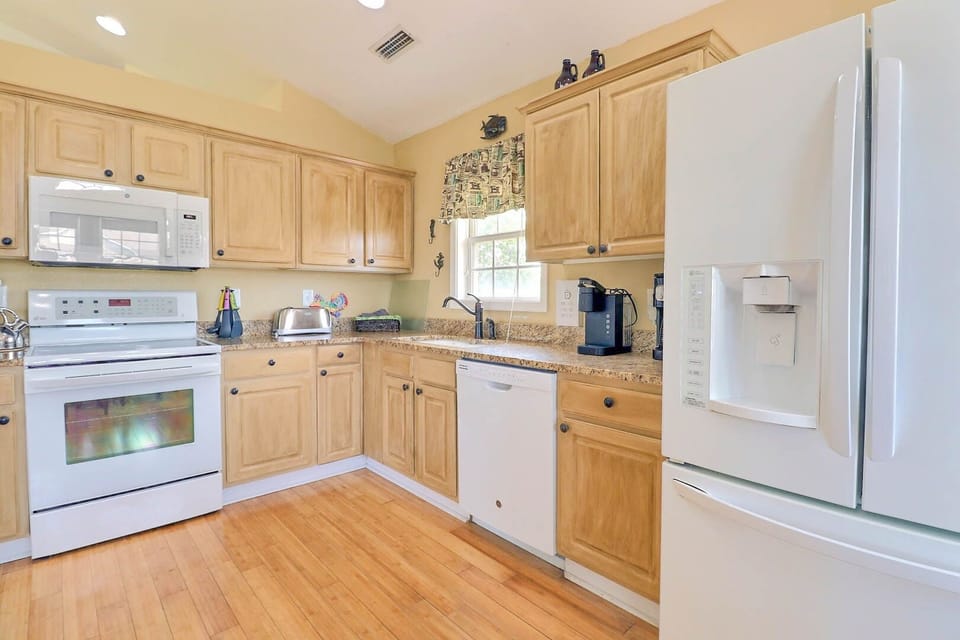 The well-equipped kitchen with marble countertops is perfect for chefs of all skill levels to whip up their favorite seafood masterpiece!