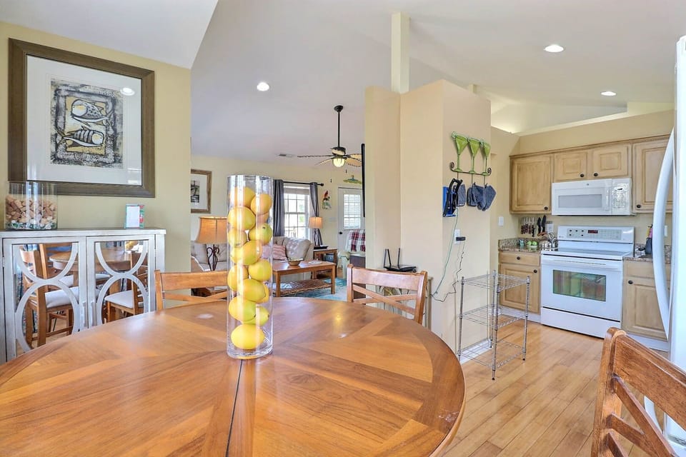 The well-equipped kitchen with marble countertops is perfect for chefs of all skill levels to whip up their favorite seafood masterpiece!
