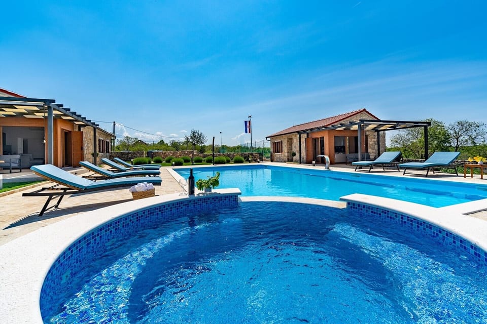 A heated swimming pool 12m x 6m with an attached jacuzzi