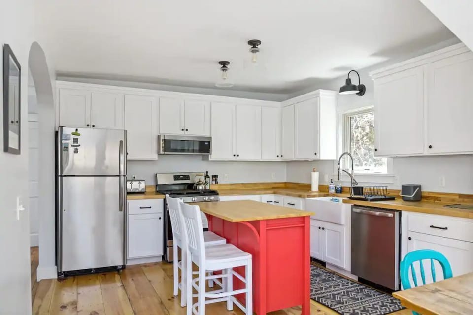 Fully Furnished Kitchen with Gas Stove, Microwave and Dishwasher