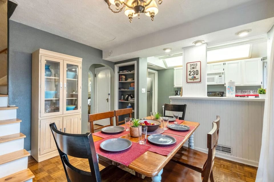 Dining Room - 6 person seating