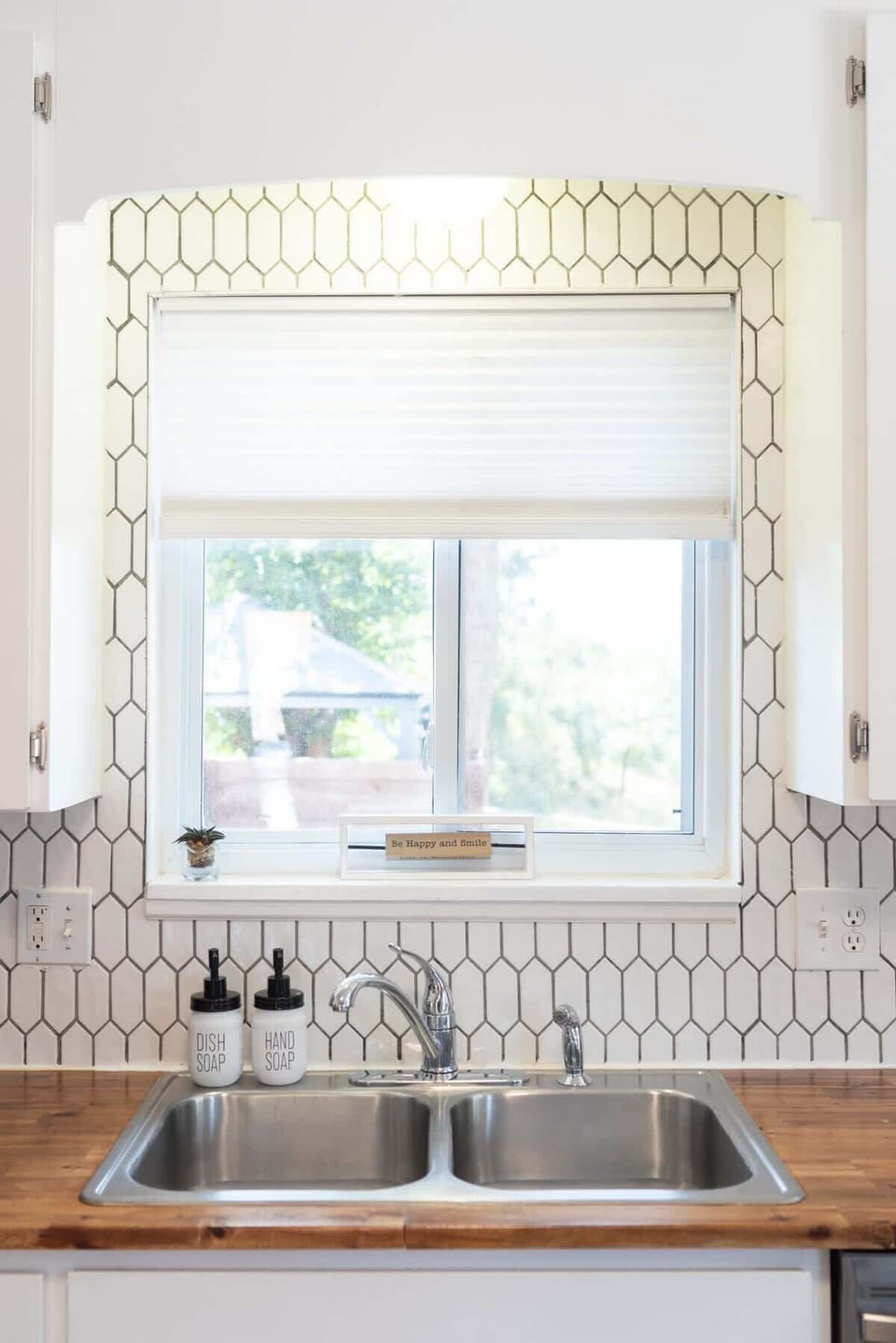 Convenience meets serenity at our thoughtfully designed sink station, where you can enjoy the beauty of nature through the window while having easy access to outlets. We've also provided hand soap and dish soap for your convenience, with a touch of greenery by the window to brighten your day.