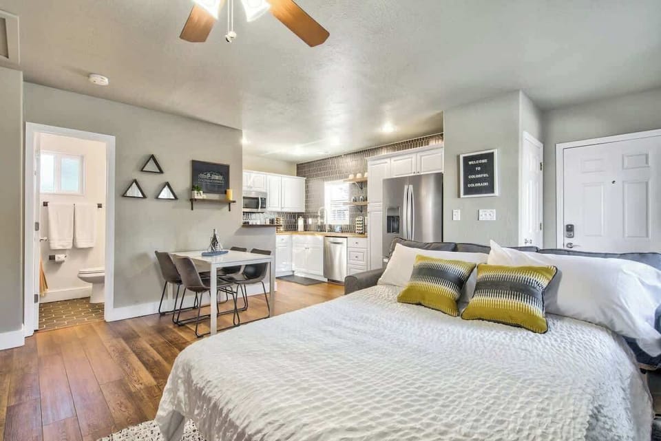 Pull out couch for extra guests :)