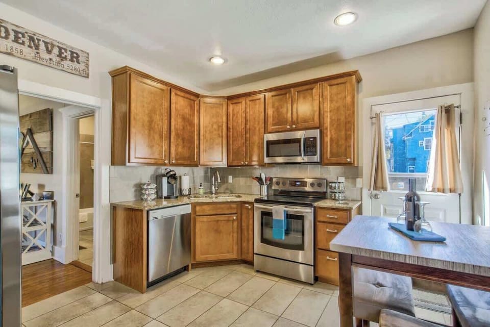 Beautiful and Modern Kitchen to cover all your culinary needs!