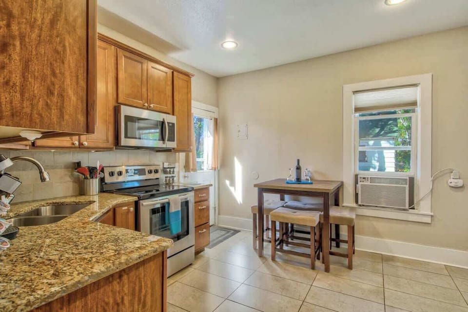 Beautiful and Modern Kitchen to cover all your culinary needs!