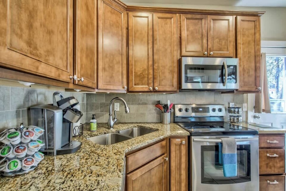 Beautiful and Modern Kitchen to cover all your culinary needs!