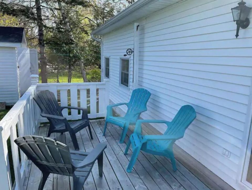 Outdoor back deck, perfect to sip a coffee and watch the sunrise