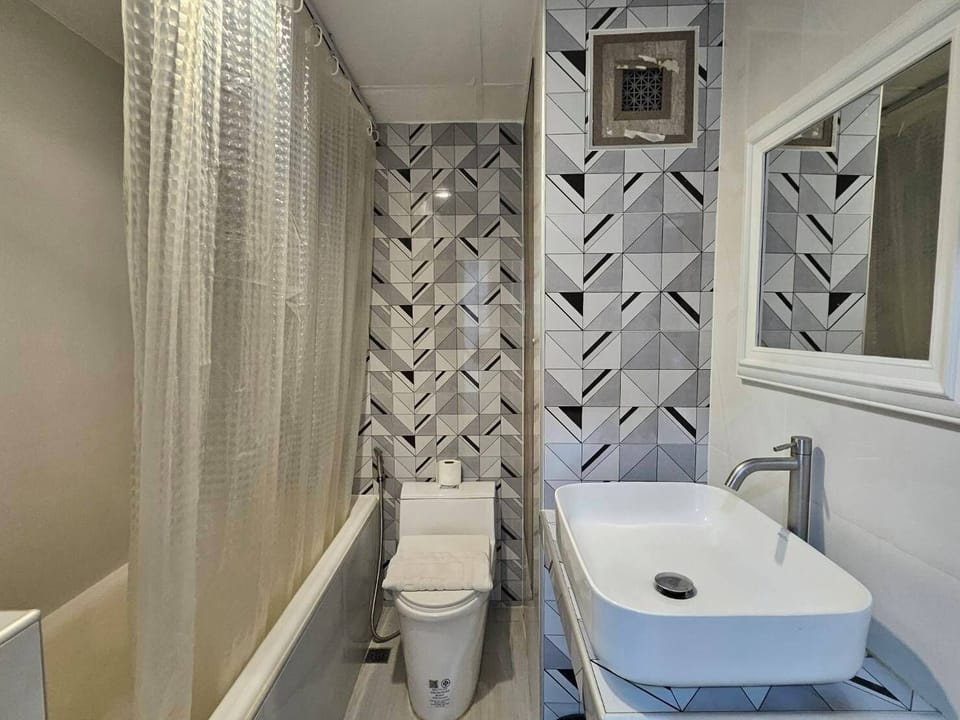 Standard Twin Room, 2 Twin Beds | Bathroom | Combined shower/tub, free toiletries, hair dryer, towels