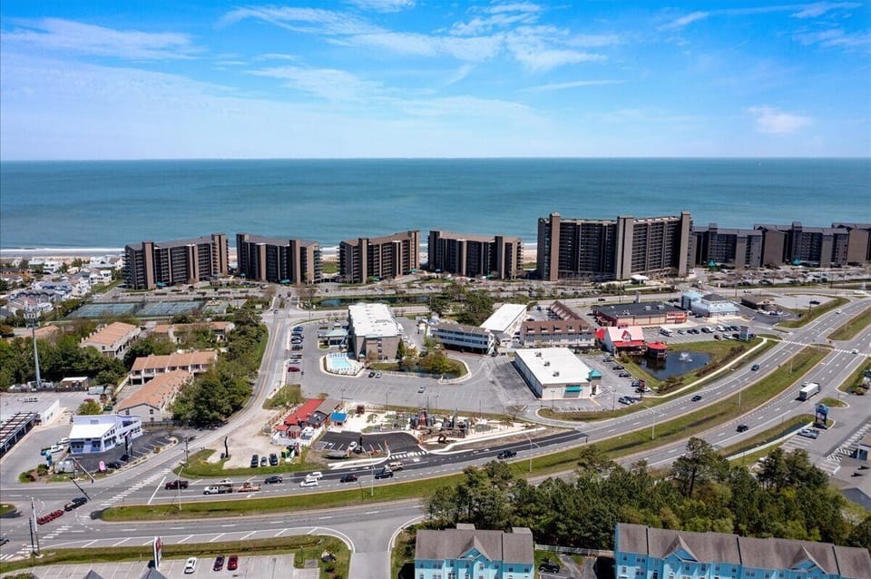 Just a short walk to the beach and just blocks to shopping and restaurants!