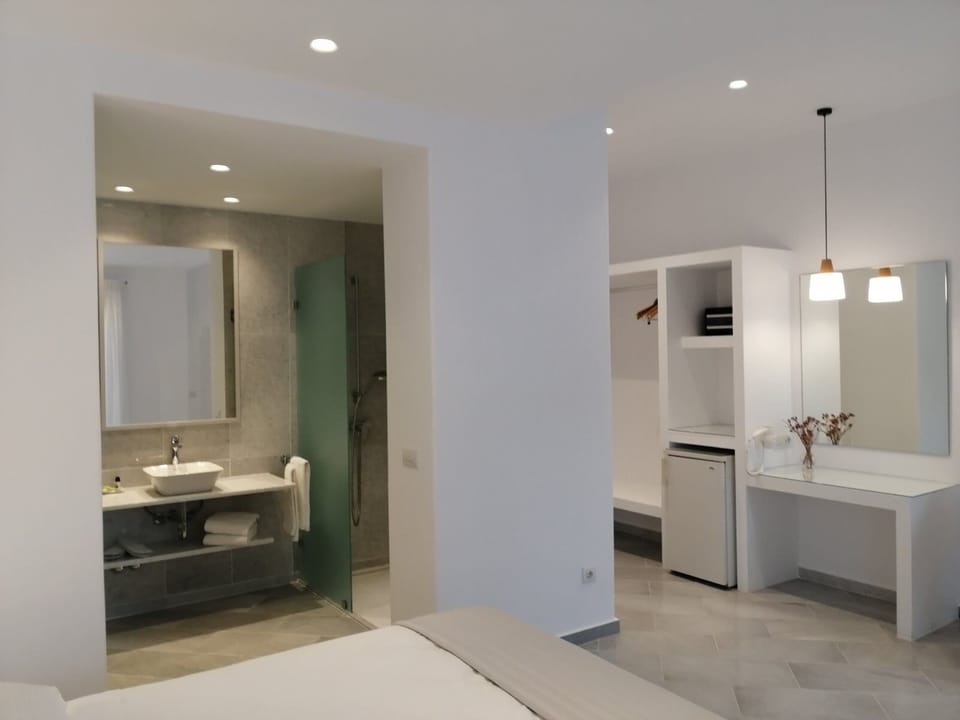 Suite | Premium bedding, in-room safe, soundproofing, iron/ironing board