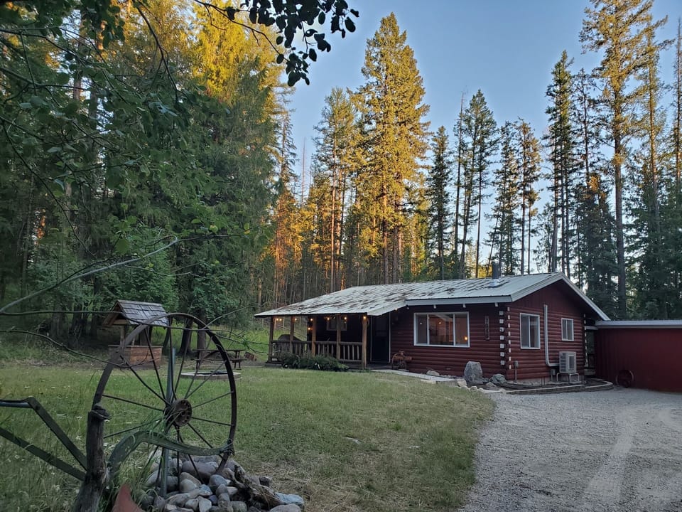 View of the cabin from the driveway coming in.