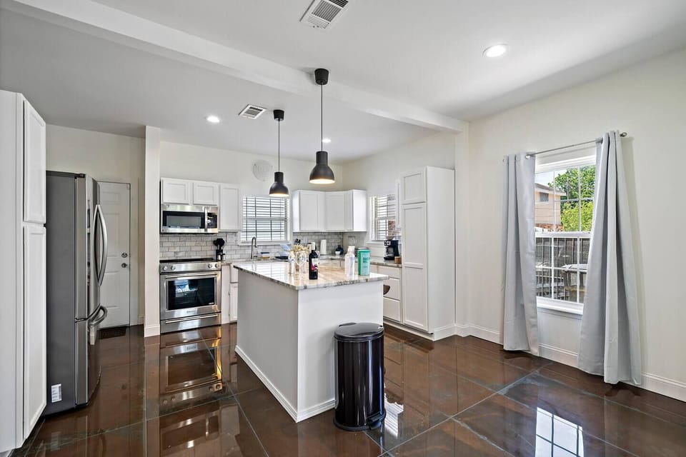 Fully equipped kitchen with high quality granite countertops.