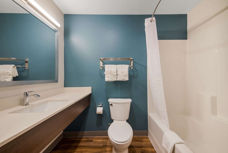 Combined shower/tub, towels, toilet paper