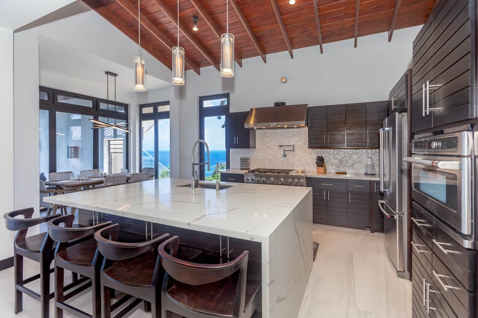 Full Kitchen and breakfast counter