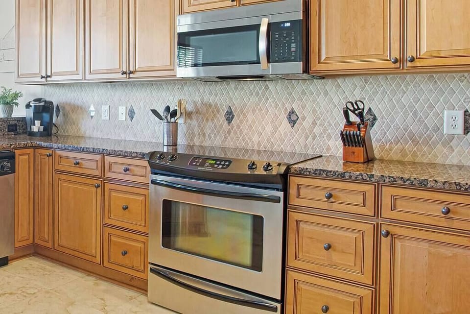 Large kitchen - Keurig and drip coffee