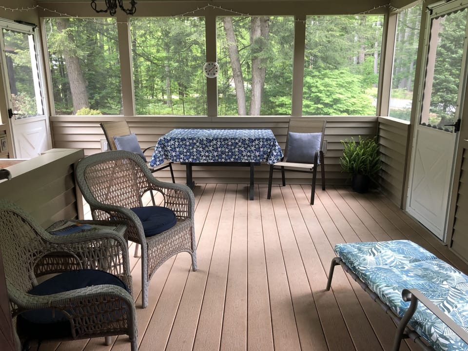 Entry/ screened in porch