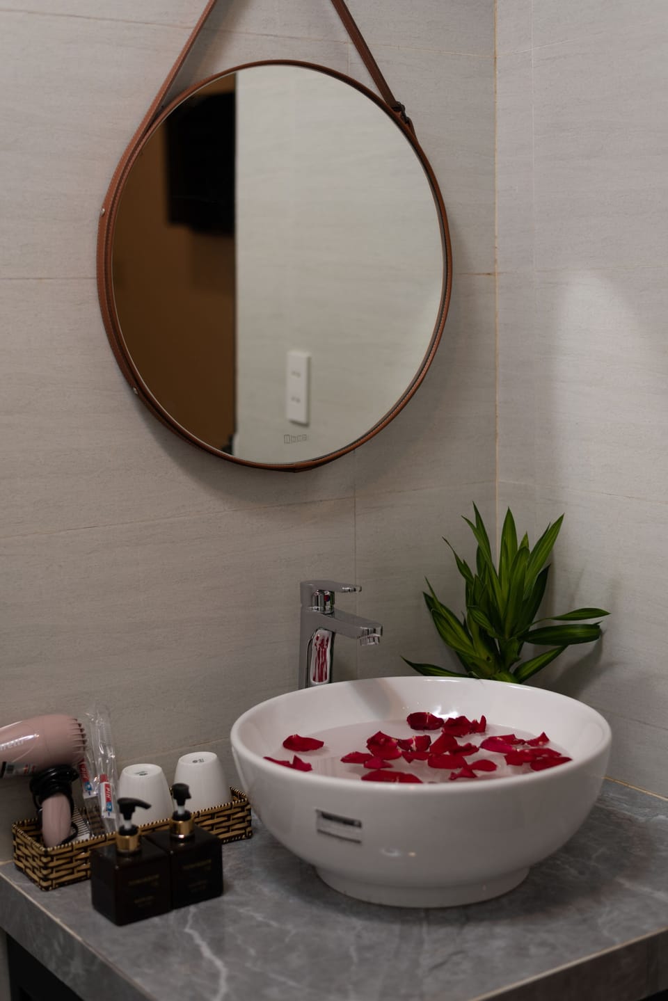 Shower, rainfall showerhead, free toiletries, hair dryer