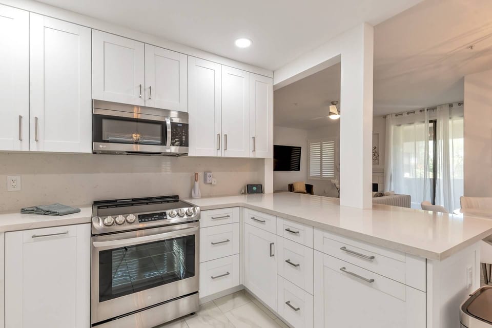 Great kitchen space to prepare your meals!
