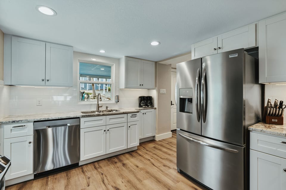 Main House (downstairs): Fully equipped kitchen.