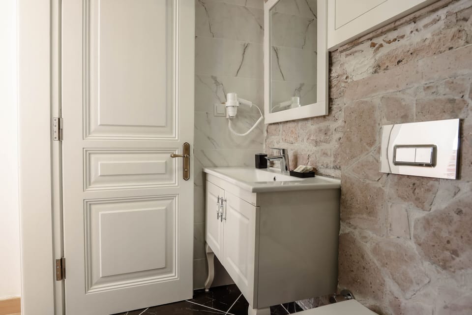 Suite Oda | Bathroom | Shower, rainfall showerhead, hair dryer, towels