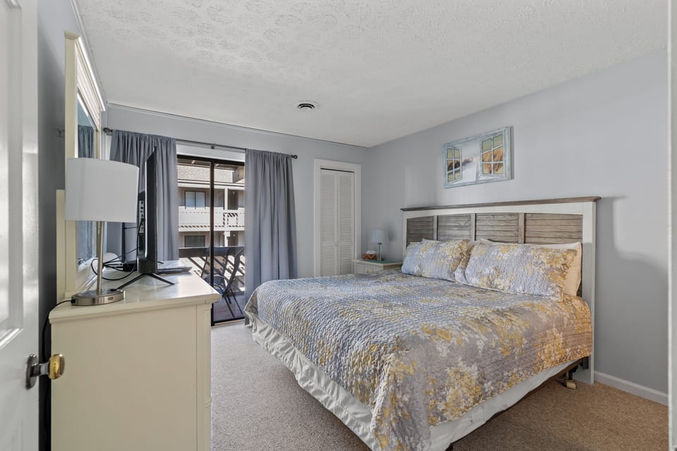 Master Bedroom w/1 King